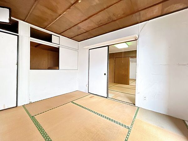 【リフォーム中】西側中央和室5.25帖は洋室に変更します。床は永大産業製のフローリングに張替、天井と壁のクロスを張替え予定です。お子様のお部屋にいかがでしょうか。