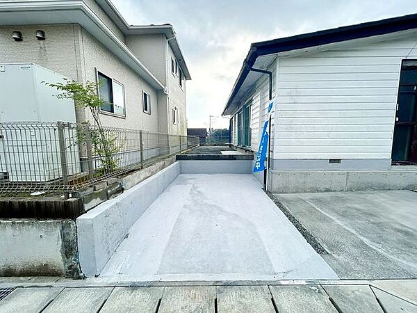 【リフォーム中】駐車場です。こちらには1台駐車可能です。玄関前にも駐車できるように拡張工事を行います。