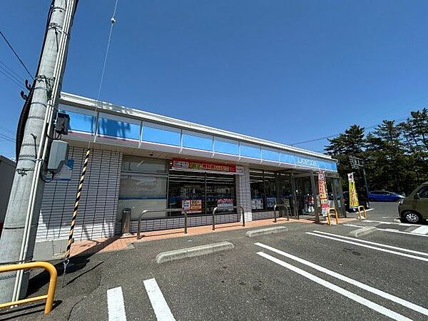 ローソン塩釜清水沢店様まで徒歩12分。徒歩圏内にコンビニがあるのはうれしいポイントです。 900m