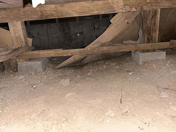 中古住宅の3大リスクである、雨漏り、主要構造部分の欠陥や腐食、給排水管の漏水や故障を2年間保証します。その前提で床下まで確認の上でリフォームし、シロアリの被害調査と防除工事もおこないます。