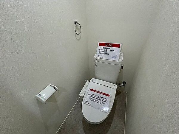 トイレは新品交換とCF交換やクロス張替えをおこないました