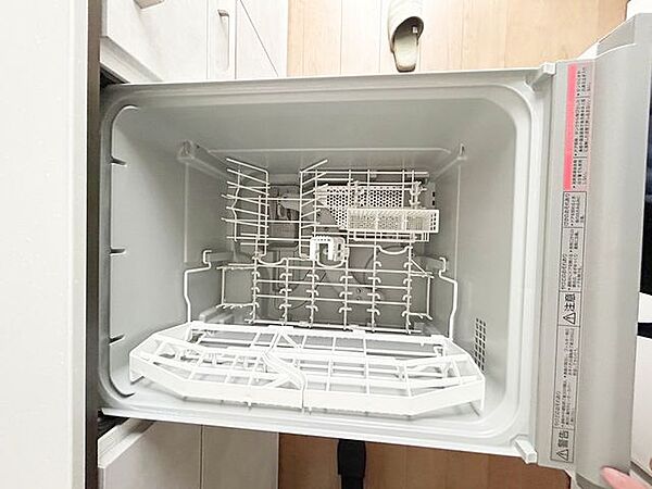 【リフォーム中】食洗器です。クリーニング・点検を行います。億劫なお皿洗いも食洗器があれば楽ちんになりますね。