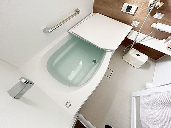 【リフォーム中】浴室です。クリーニングを行います。1坪の広々した浴槽で、足を伸ばしてゆったり半身浴が楽しめます。毎日のお風呂が楽しみになりますね。