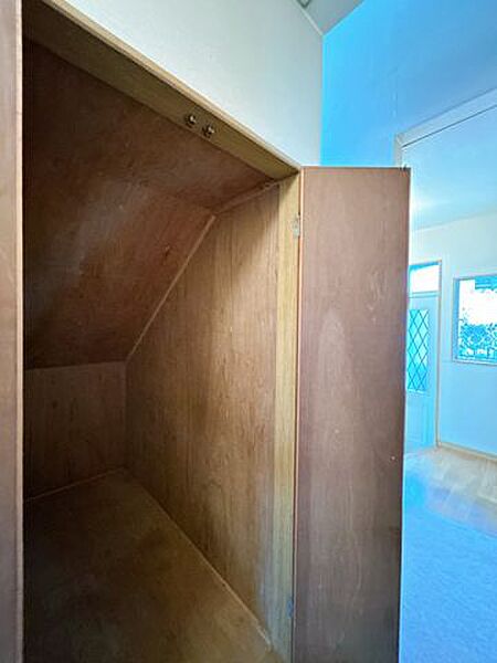 【リフォーム中】階段下の収納です。収納内はクロス張替えます。お掃除用具の収納などにも便利ですね。