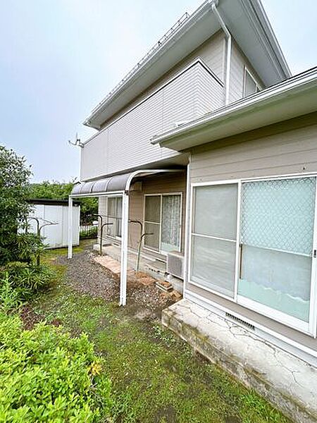 【リフォーム中】外観です。敷地内は除草いたします。