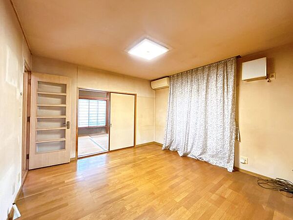【リフォーム中】ダイニング別角度の写真です。天井と壁のクロスを張り替え、床は永大産業製のフローリングに張り替えます。