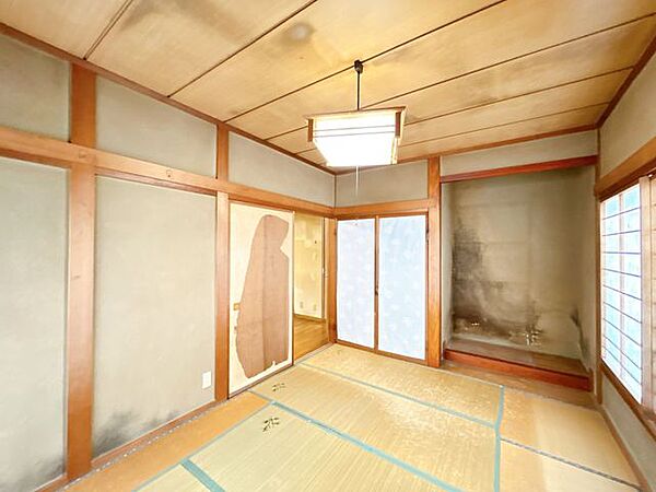 【リフォーム中】1階和室は洋室に変更します。床は永大産業製のフローリングに張替、天井と壁のクロスを張替え予定です。ダイニングとつながっています。客間にいかがでしょうか。