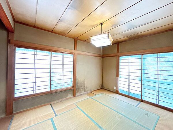 【リフォーム中】1階居室別角度の写真です。南向きで陽当たりがいいので、ゴロンと横になりたいときには嬉しい空間です。