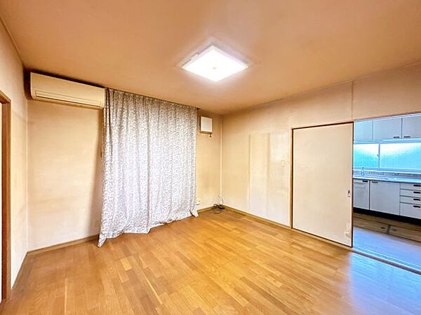 【リフォーム中】リビングです。天井と壁のクロスを張り替え、床は永大産業製のフローリングに張り替え。汚れが拭き取りやすく傷もつきにくい素材なので、お掃除もラクラクです。