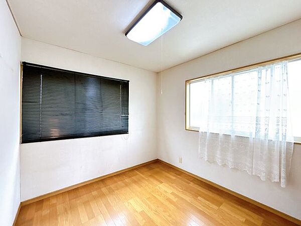 【リフォーム中】2階北西側洋室です。床は永大産業製のフローリングに張替、天井と壁のクロスを張替え、LED照明に交換予定です。居室や納戸としてもお使いいただけます。