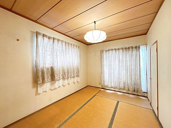 【リフォーム中】2階和室は洋室に変更いたします。床は永大産業製のフローリングに張替、天井と壁のクロスを張替えます。南東向きで2面に窓があるので、日当たりにも期待できそうです。