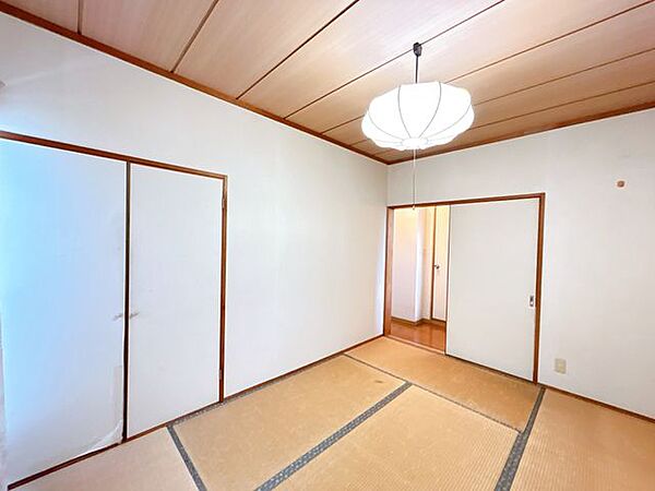 【リフォーム中】2階和室の別角度の写真です。収納もついているので来客用の布団までしっかり収納できてとても便利です。収納は建具を撤去し、枕棚とパイプを新設いたします。