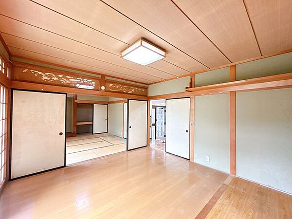 【リフォーム中】LDKです。壁天井クロス張替え、床フローリング貼りを行います。家族団らんの空間になりますね。