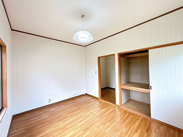 【リフォーム中】2階北側6帖洋室の別角度の写真です。収納ドアクロス張替えを行います。中棚もついているので収納力がありますね。