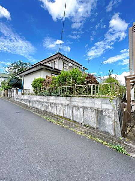 【リフォーム中】外観別角度の写真です。閑静な住宅街にあるおうちです。