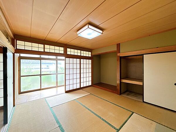 【リフォーム中】1階8畳和室です。畳は表替え、ふすま障子は張り替えます。リビングと隣接しているので、ふすまを開ければ親戚やお客様がたくさん来たときにも便利なお部屋です。