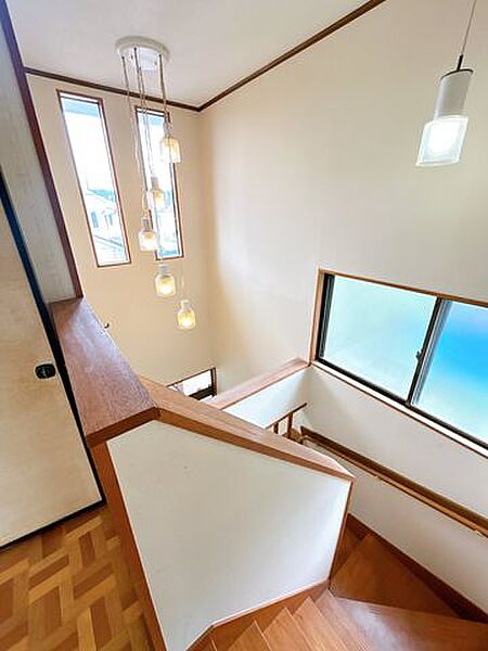 【リフォーム中】吹抜です。クロス張替えを行います。玄関上部から2階のホールにつながっています。開放的な空間になっています。