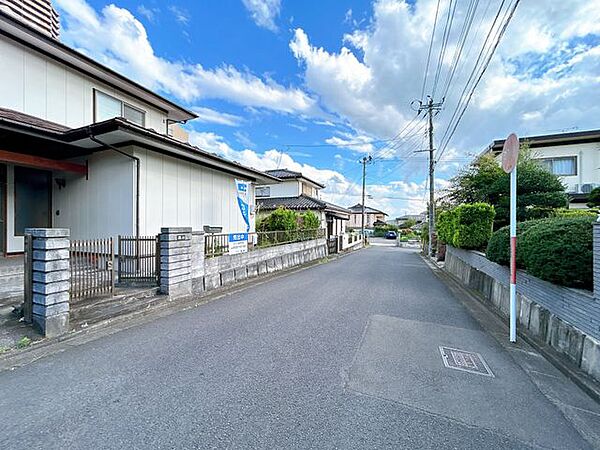 【前面道路】駐車場側の前面道路は幅員約6ｍあります。運転が苦手な方も安心して駐車できます。