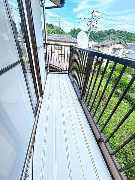 【リフォーム中】ベランダです。クリーニングを行います。敷地が道路面より少し高くなっているので、日当たりにも期待できそうです。