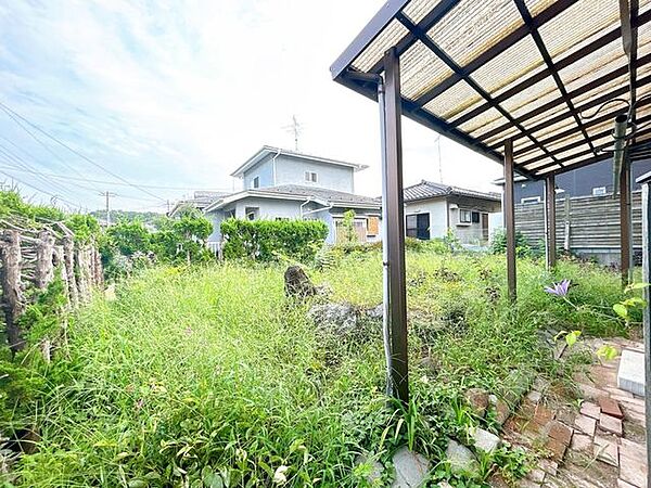 【リフォーム中】お庭です。除草を行います。ガーデニングや家庭菜園におすすめです。