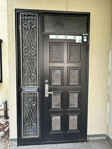 【9/28まで現況販売】玄関外部です。玄関ポーチは屋根付きなので、雨の日でも立ち話ができますね。