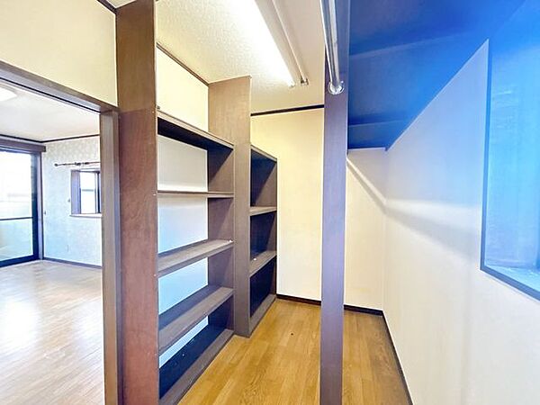 【9/28まで現況販売】2階ウォークインクローゼットです。ご夫婦で共有できそうな広さです。