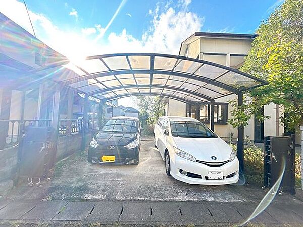 【9/28まで現況販売】駐車場です。並列2台駐車できます。駐車スペースはカーポート付きですので、車の乗り降りも快適です。