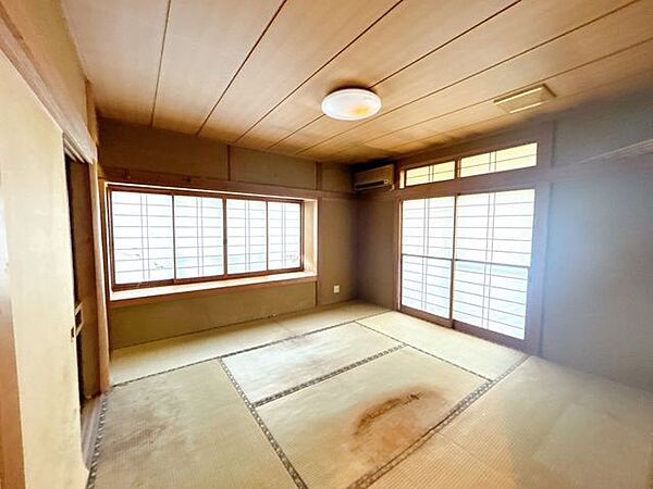 【9/28まで現況販売】1階和室別角度の写真です。来客時は玄関側からすぐお通しできるので、客間としてもお使いいただけます。