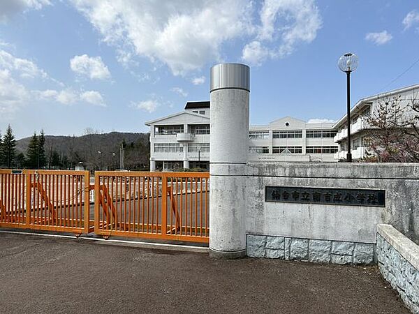 仙台市立南吉成小学校まで徒歩15分。徒歩圏内だと低学年のお子様の登下校も安心ですね。 1200m