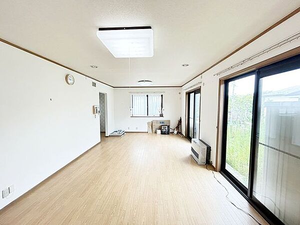 【リフォーム中】リビング別角度の写真です。クリーニングを行います。和室ともつながっているので、襖を開けると開放的な空間が広がります。