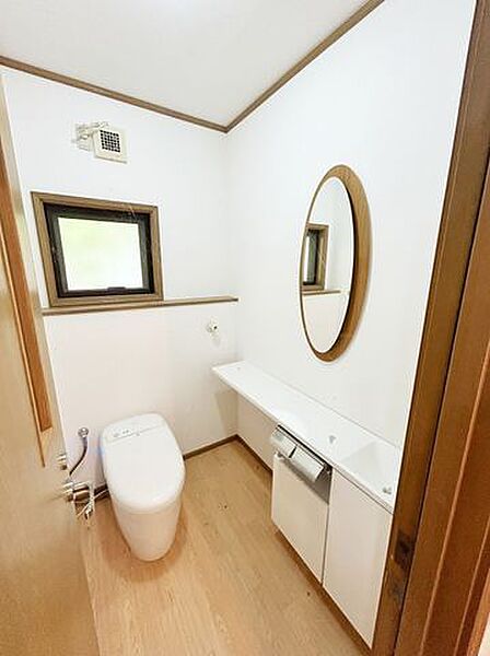 【リフォーム中】トイレです。クリーニングを行います。広めの作りになっており、お子様やご高齢の方も使いやすい仕様になっています。