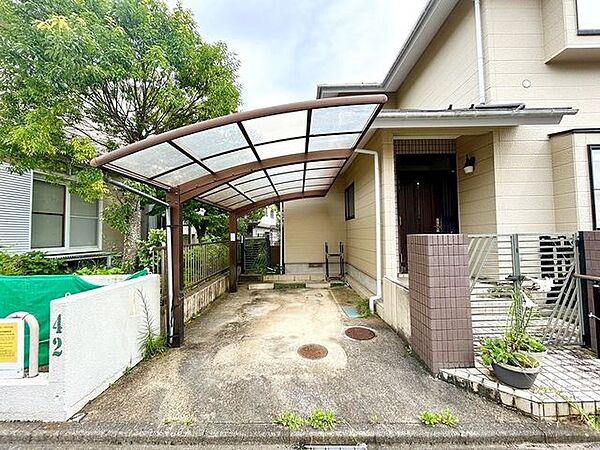 【リフォーム中】駐車場です。駐車は玄関前に1台可能です。カーポート撤去を行います。車の乗り降りも快適です。