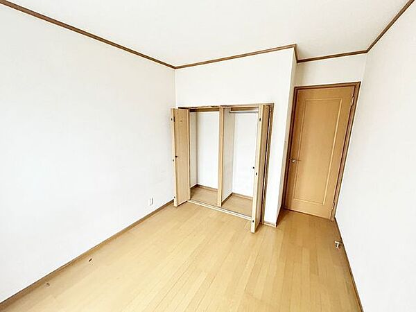 【リフォーム中】2階中央洋室です。クリーニングを行います。クローゼット付きです。お子様のお部屋にいかがでしょうか。