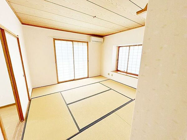 【リフォーム中】1階和室です。クリーニングを行います。来客時は玄関側からすぐお通しできるので、客間としてもお使いいただけます。