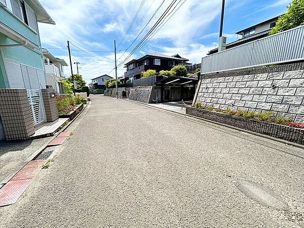 【前面道路】は公道で幅員約9.4ｍです。