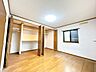 洋室：【10/16まで現況販売】1階7帖洋室です。大きめの収納があるので、お部屋を広く使えます。