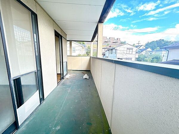 【リフォーム中】バルコニーです。2階2部屋とつながっています。ひろびろとしたバルコニーです。