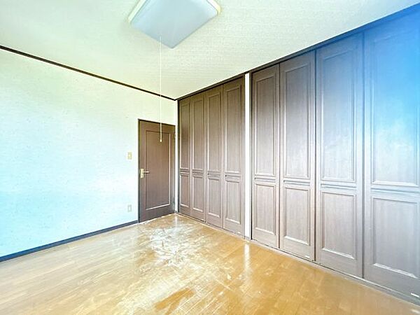 【リフォーム中】2階東側洋室です。2か所収納があります。お子様のお部屋にいかがでしょうか。