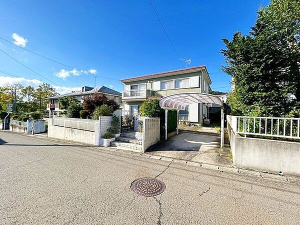 【リフォーム中】外観南東側写真となります。駐車場にはカーポート付きのため、大切なお車が汚れず安心ですね。