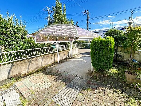 【リフォーム中】駐車場です。カーポート付きのため、大切なお車が汚れず安心ですね。