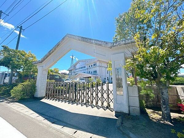 【中学校】利府町立しらかし台中学校まで1000m（徒歩約13分）お子さんも安心して通学できますね。