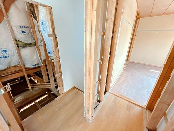 【リフォーム中】2階廊下です。余分な廊下も無いので各部屋を広く使えるつくりになっています。