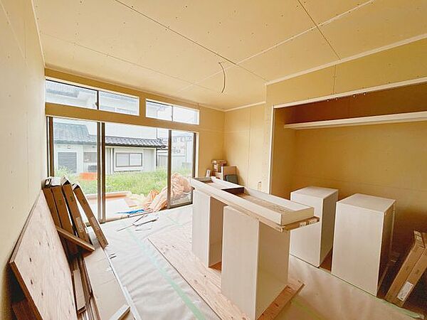 【リフォーム中】1階南側和室です。フローリング張替え、天井・壁クロス張替え、建具交換、照明器具交換、火災警報器設置を行います。南側にサッシが付いているため明るいお部屋となっております。