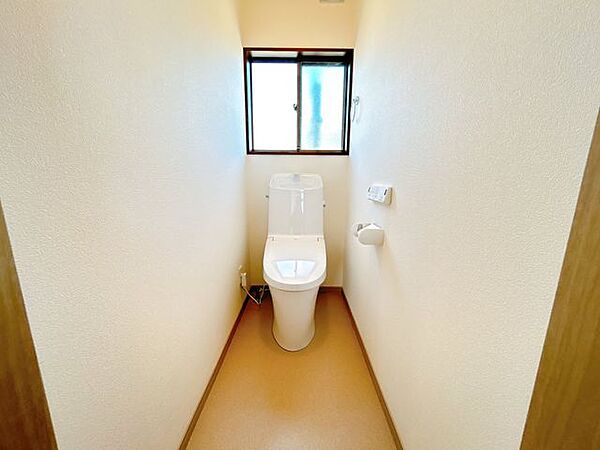 【リフォーム完了】トイレはLIXIL製の温水洗浄機能付きに新品交換しました。キズや汚れが付きにくい加工が施してあるのでお手入れが簡単です。直接肌に触れるトイレは新品が嬉しいですよね。