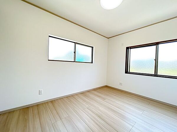 【リフォーム完了】1階6帖洋室です。壁天井のクロス張替と床はフローリング張りを行いました。二面採光のお部屋なので明るいお部屋になっています。