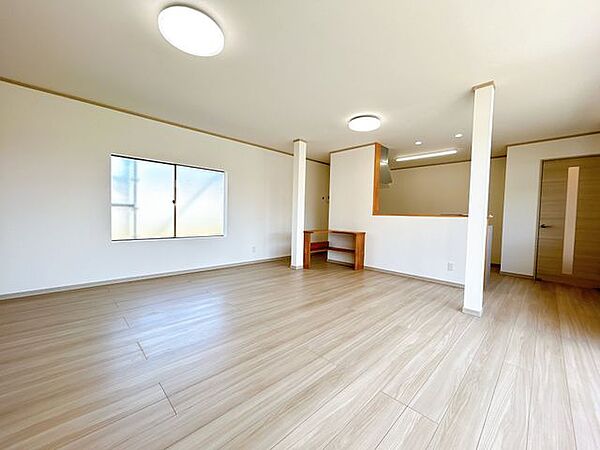 【リフォーム完了】リビング別角度です。約24帖のLDKなのでお好きな家具や家電を設置してもゆったりとくつろぐことができますよ。