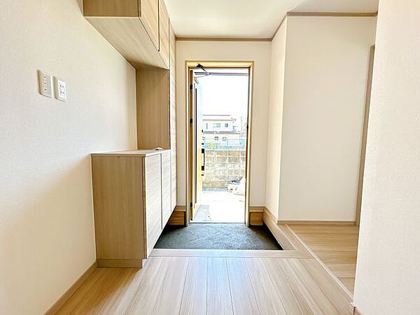 【リフォーム完了】玄関内部です。玄関タイルの張替と壁天井のクロス張替と床はフローリング張りを行いました。シューズボックスも新設するので使い勝手の良い玄関に生まれ変わります。