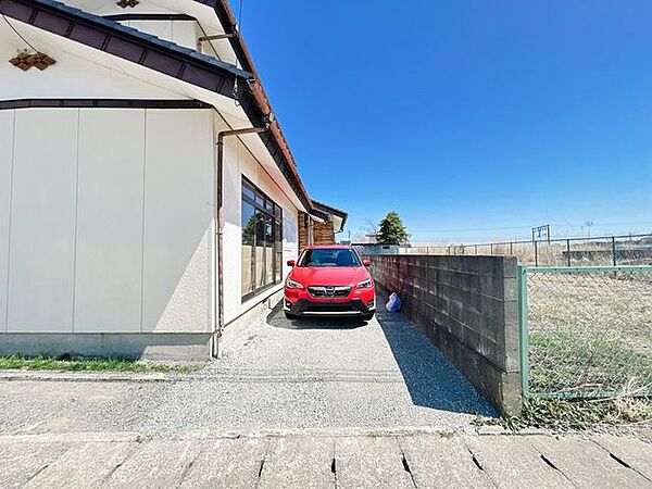 【リフォーム完了】駐車場別角度です。合計で3台駐車することができます。玄関前に1台、裏手に2台停められます。