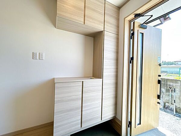 【リフォーム完了】シューズボックスです。永大産業のシューズボックスに新品交換しました。多くの靴をお持ちの方も安心して収納することができます。