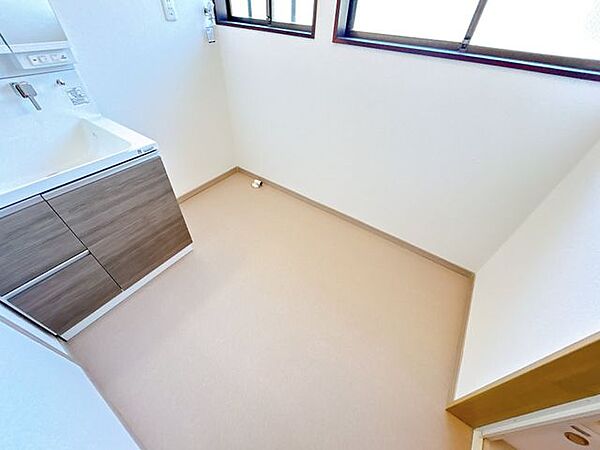 【リフォーム完了】洗面所です。壁天井のクロス張替と床はクッションフロアの張替を行いました。洗面所が広々しているので大きな洗濯機を置いてもゆったりとお使いできますよ。